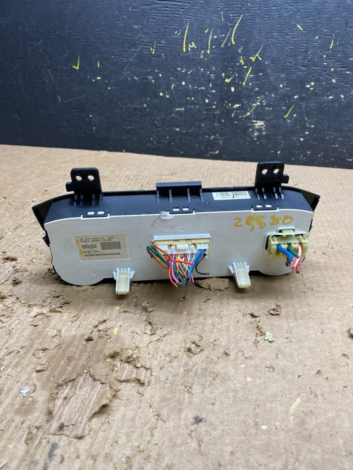 2005 to 2009 Kia Sportage Center Radio Climate Control Clock Trim Z9680 DG3