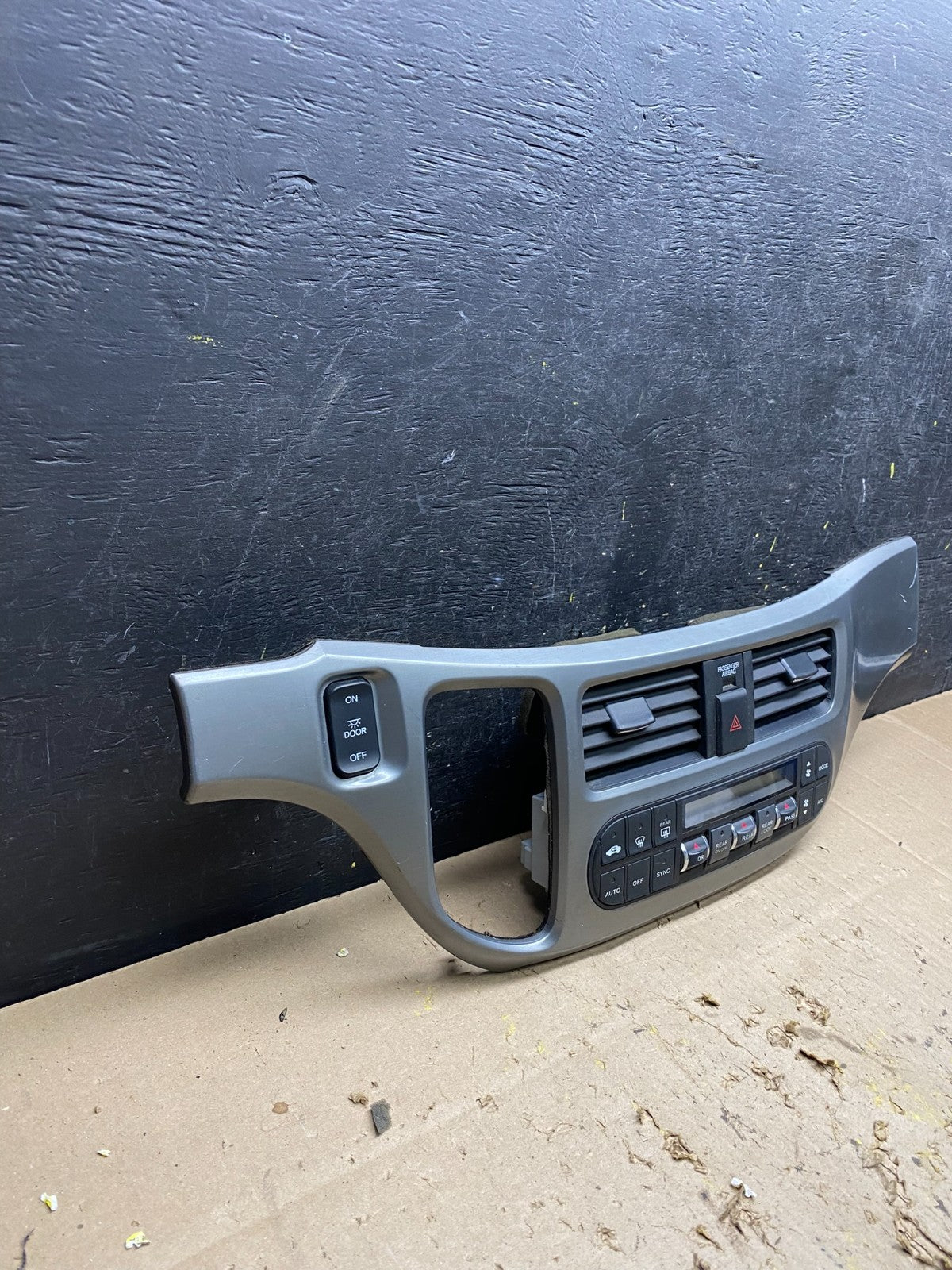 2005 to 2010 Honda Odyssey  Radio Climate Control Dash Trim Bezel U5631 DG1