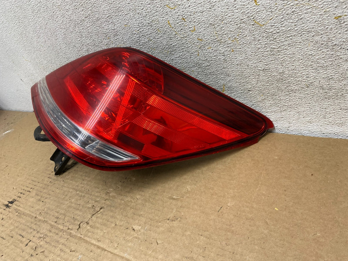 2005-2010 Toyota Avalon Right Passenger Side Tail Light AH8102 DW2