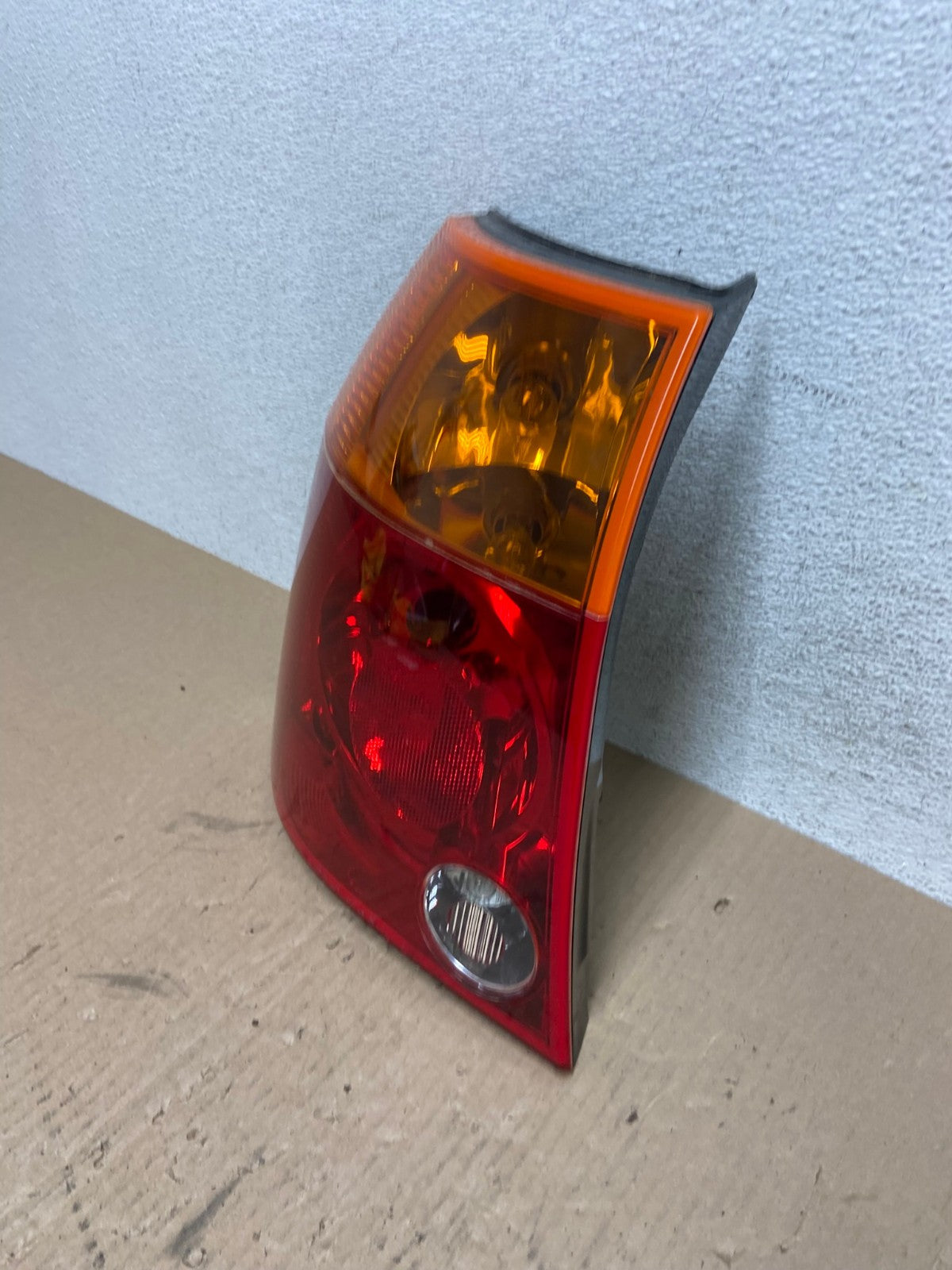 2004 2005 2006 Chrysler Pacifica Left Driver LH Tail Light AE7036 LK1