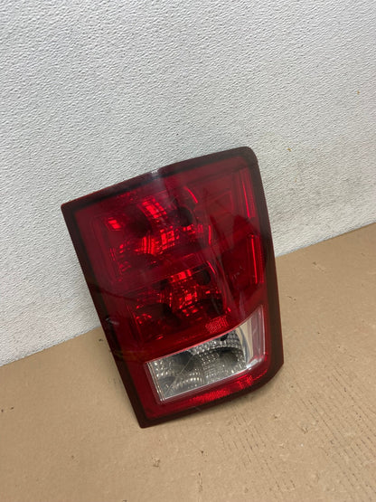 2005 - 2006 Jeep Grand Cherokee Right Passenger Rh Side Tail Light AF3083 LK2