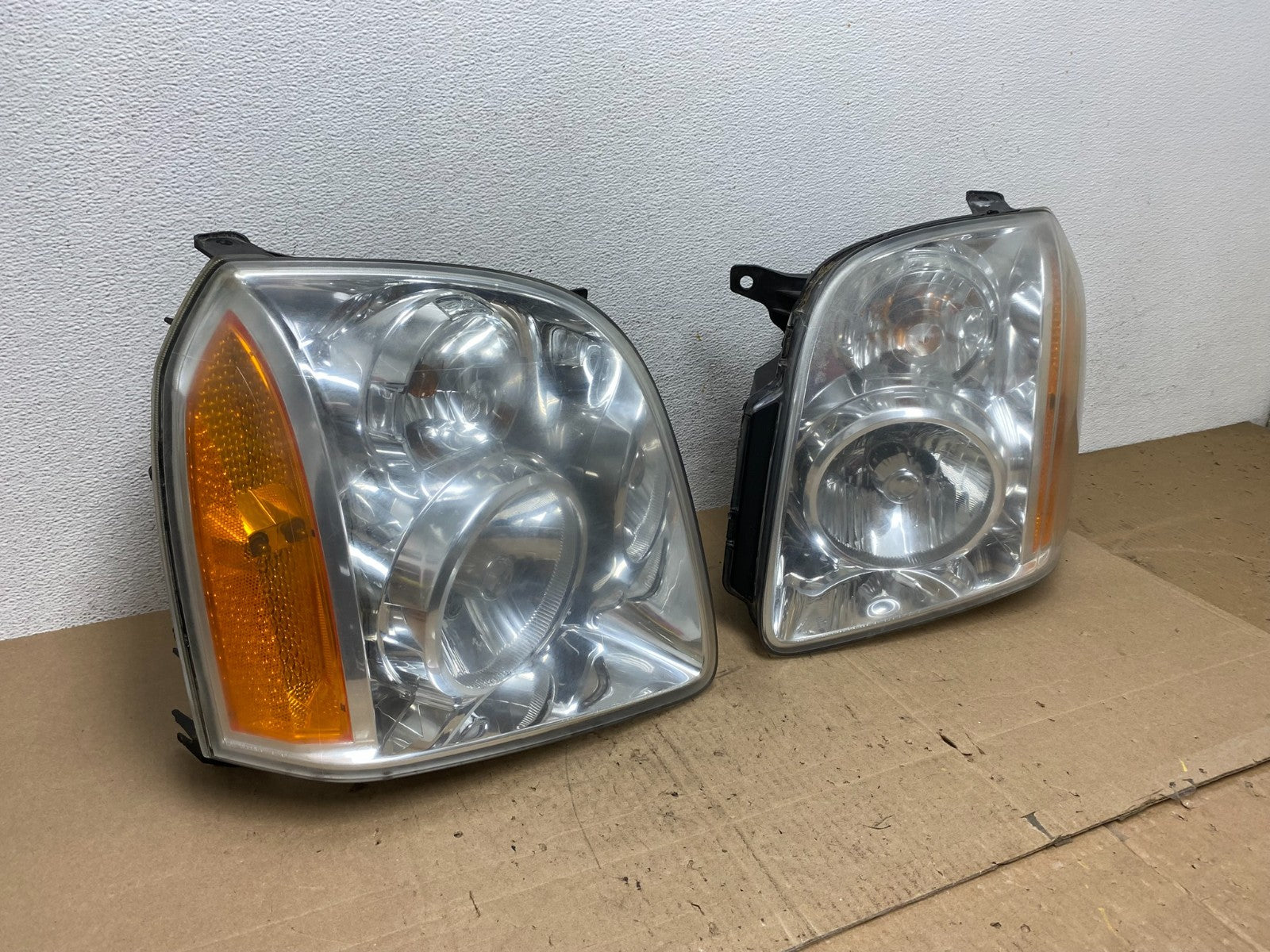 2007 - 2014 GMC Yukon Halogen Headlights Left+Right Side Set AE6129 DW2