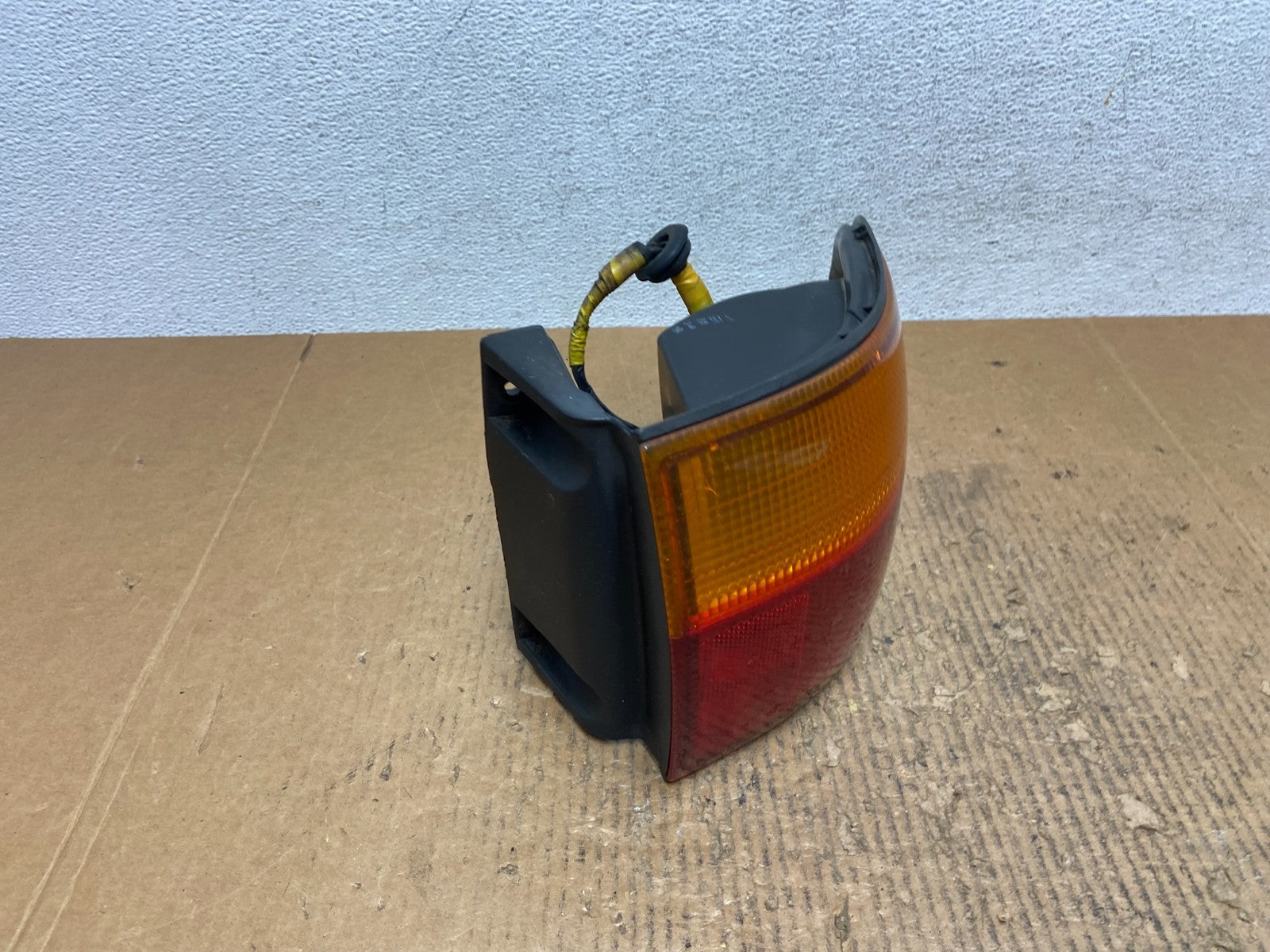 1998 1999 2000 Toyota Sienna Right Passenger Tail light AE2676 DW2