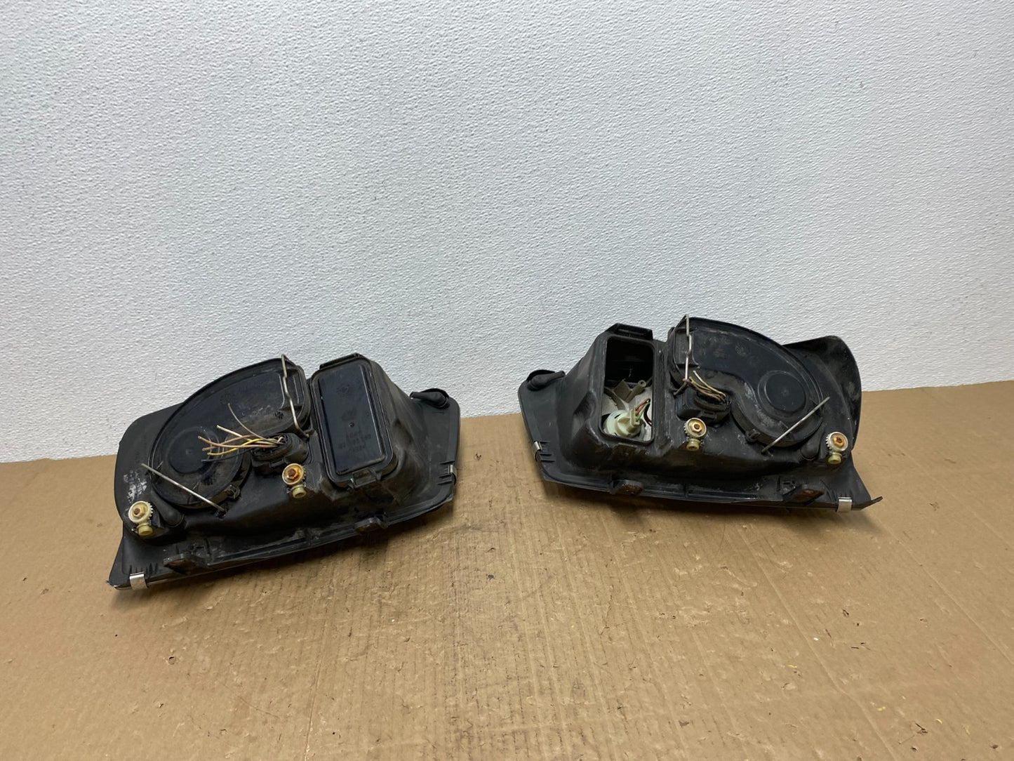 2002 to 2004 Volkswagen Jetta Left+Right Headlights AB8440 DW7