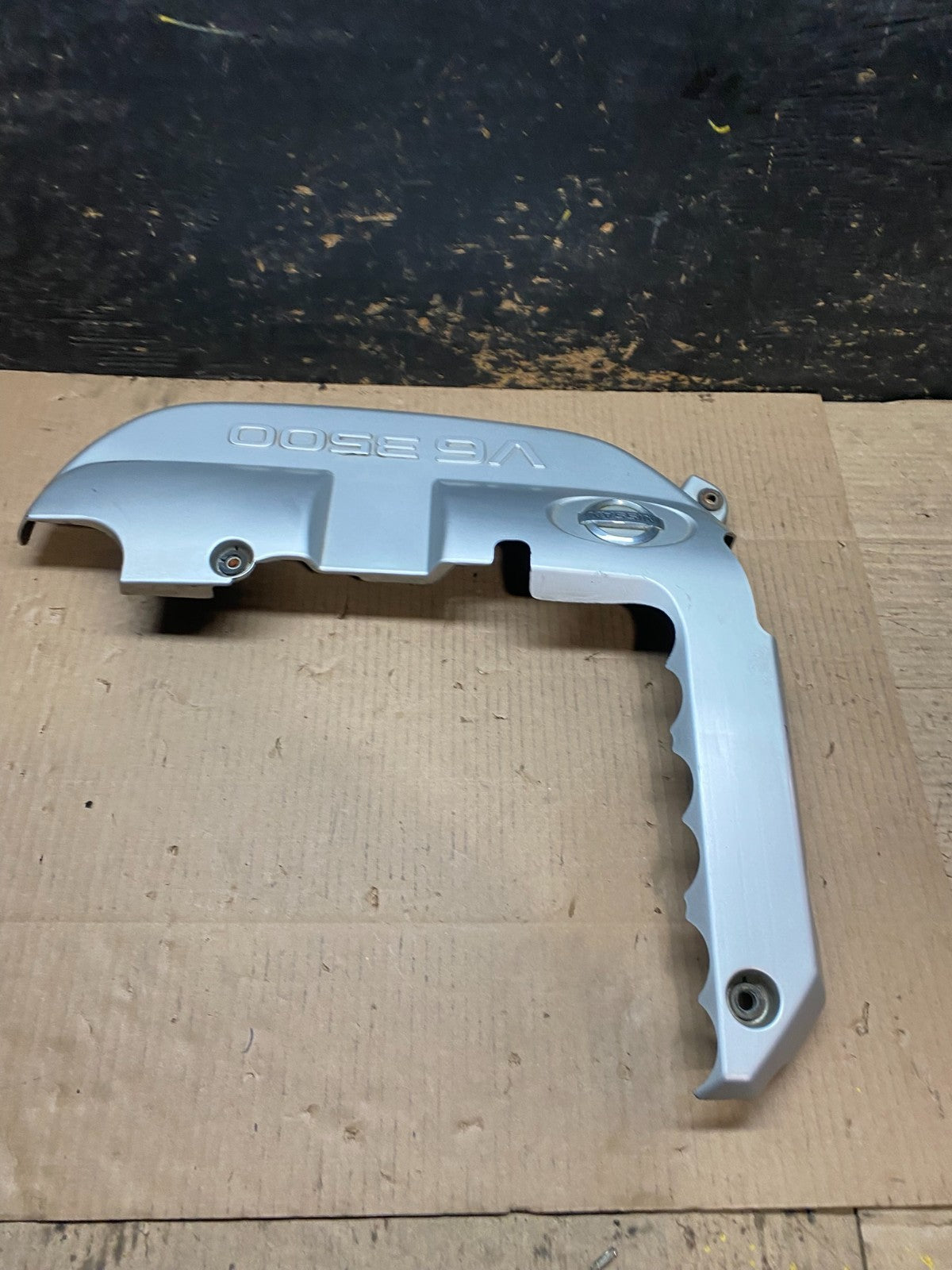 2001 to 2004 Nissan Pathfinder Engine Cover Ornament W5764 DG1