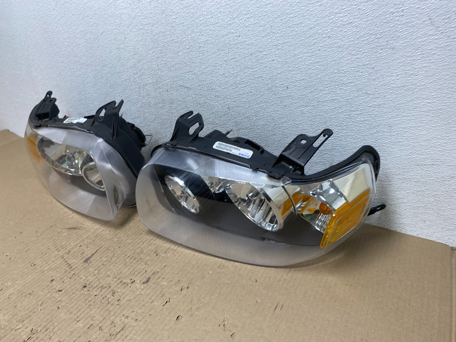 2005 - 2007 Ford Escape Headlights Left+Right Halogen AE7068 DW1