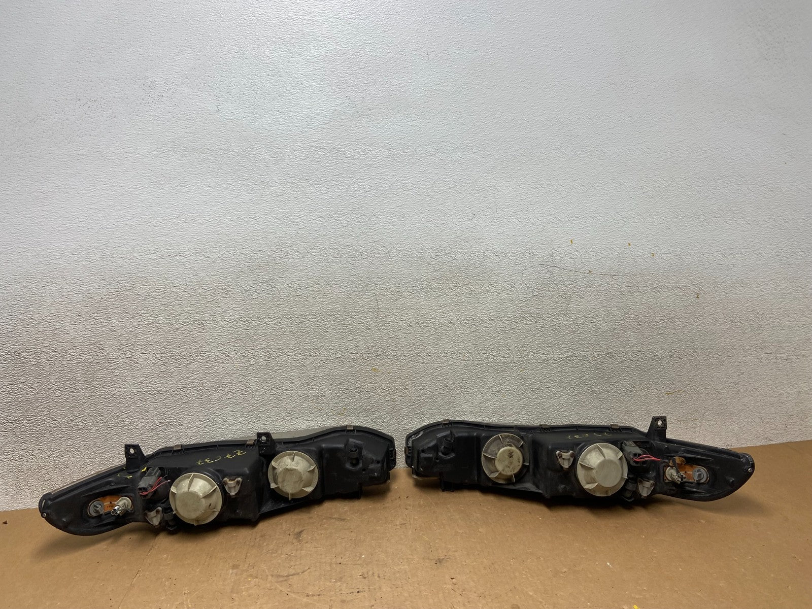 1997 to 1998 Mitsubishi Galant Left+Right Set Headlights Halogen Oem z7637 DG6
