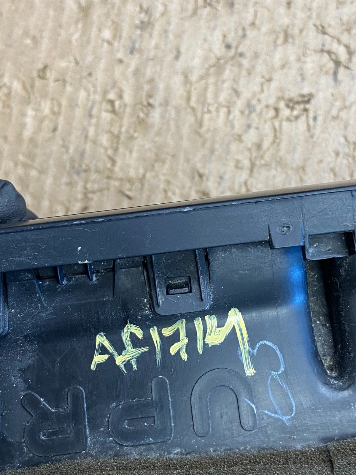 1997 to 2001 Lexus ES330 ES300 Front Center Side Air Vent AF1714 DG6