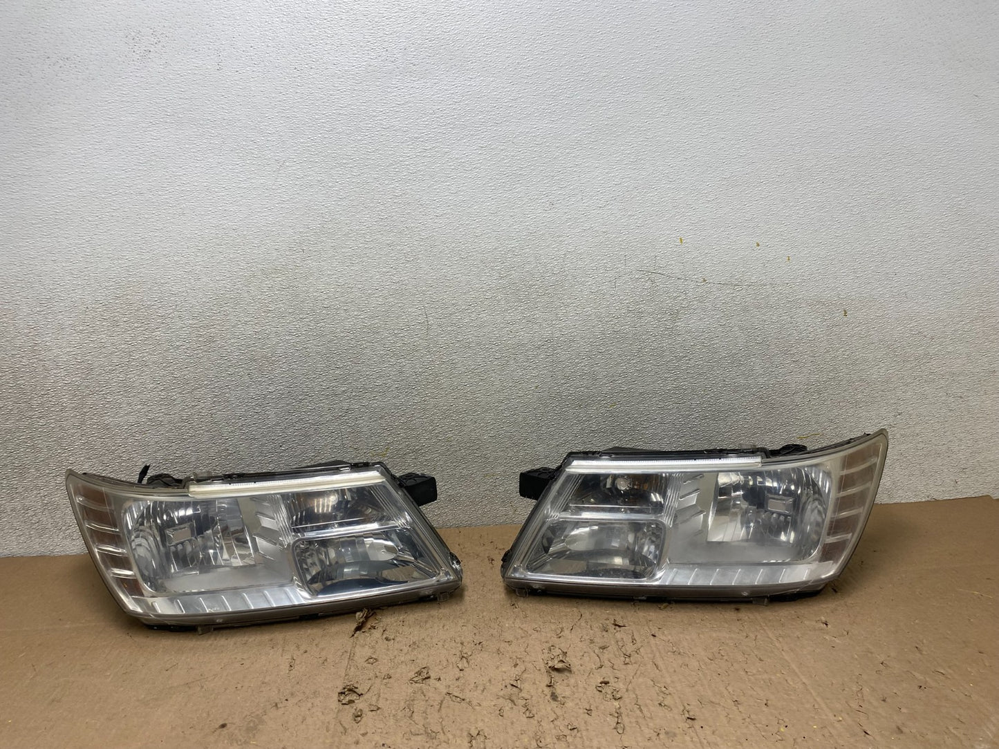 2009 to 2017 Dodge Journey Headlights Left+Right Set Halogen W3737 DW0