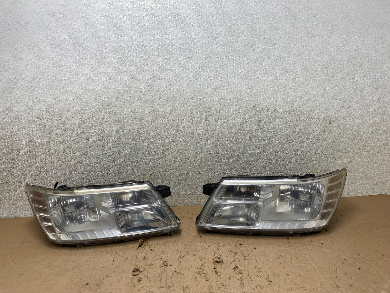 2009 to 2017 Dodge Journey Headlights Left+Right Set Halogen W3737 DW0