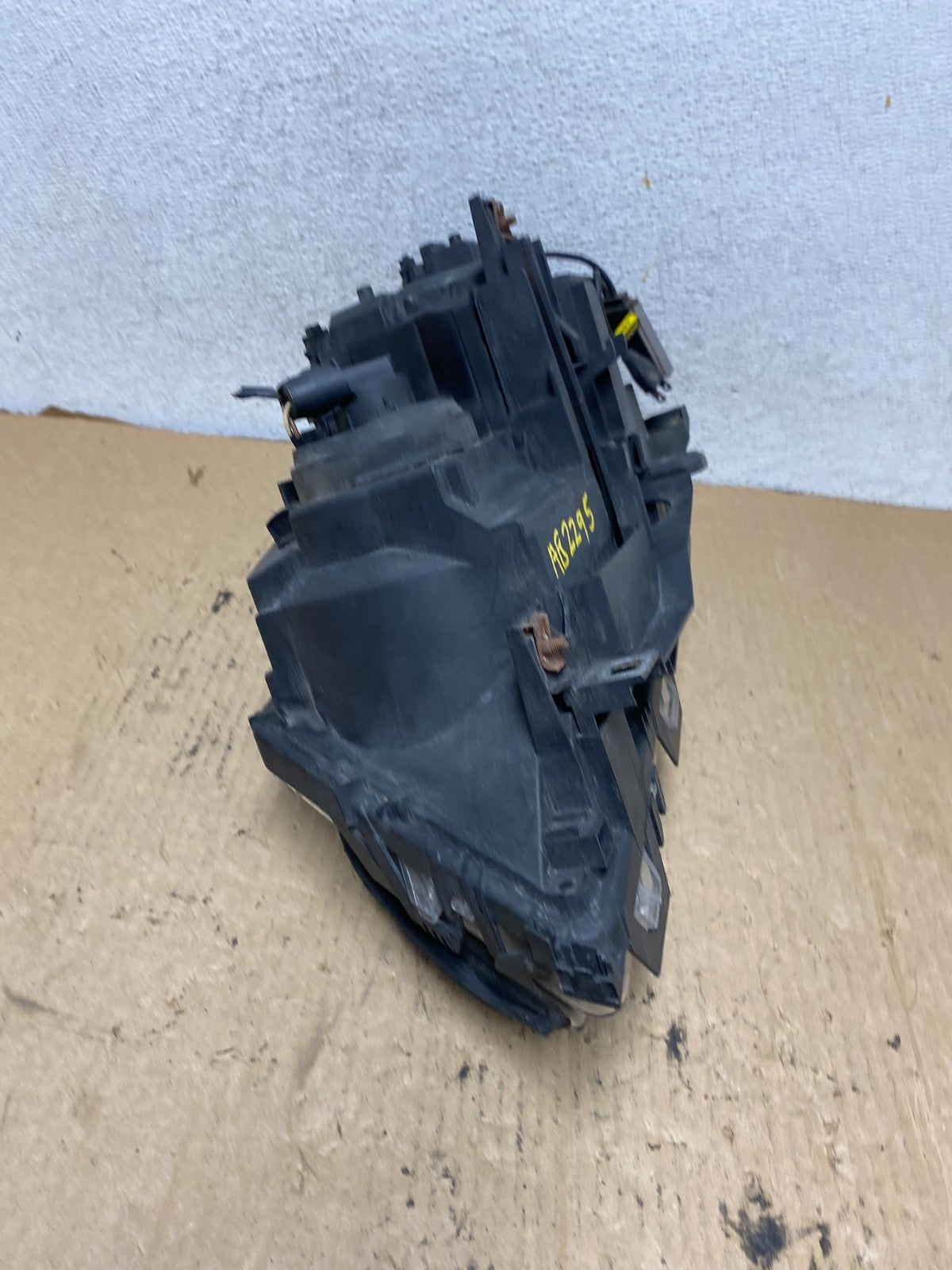 2002 to 2005 BMW 3 E46 Sedan Right Passenger RH Halogen Headlight AG2295 DW9