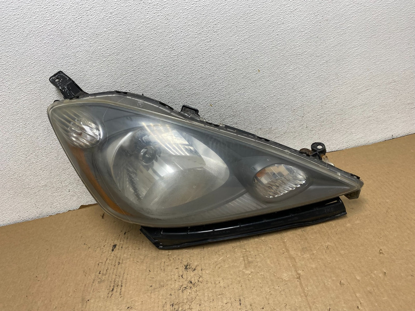 2009 to 2013 Honda Fit Right Passenger RH Side Headlight Halogen AG2374 DW0