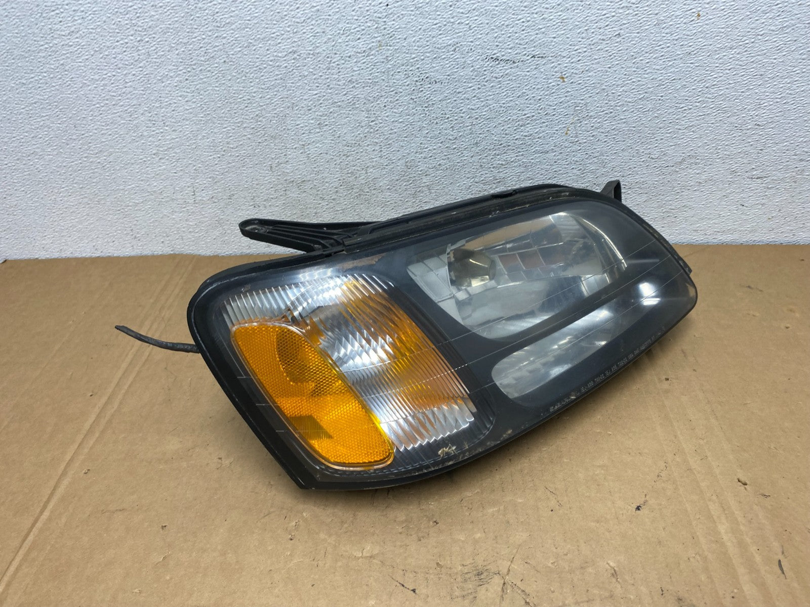 2001 to 2004 Subaru Legacy Outback Right Passenger Rh Headlight AD2750 DW2