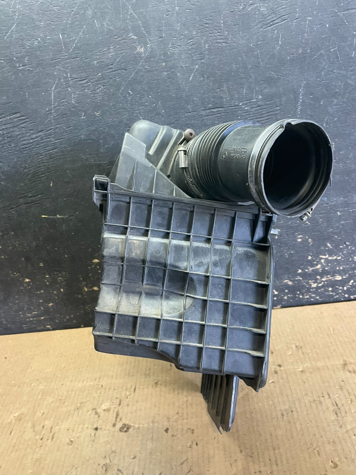 2006 to 2008 BMW 7 E65 E66 750Li 750i Left Side Air Cleaner Intake Box AA5995 DG1