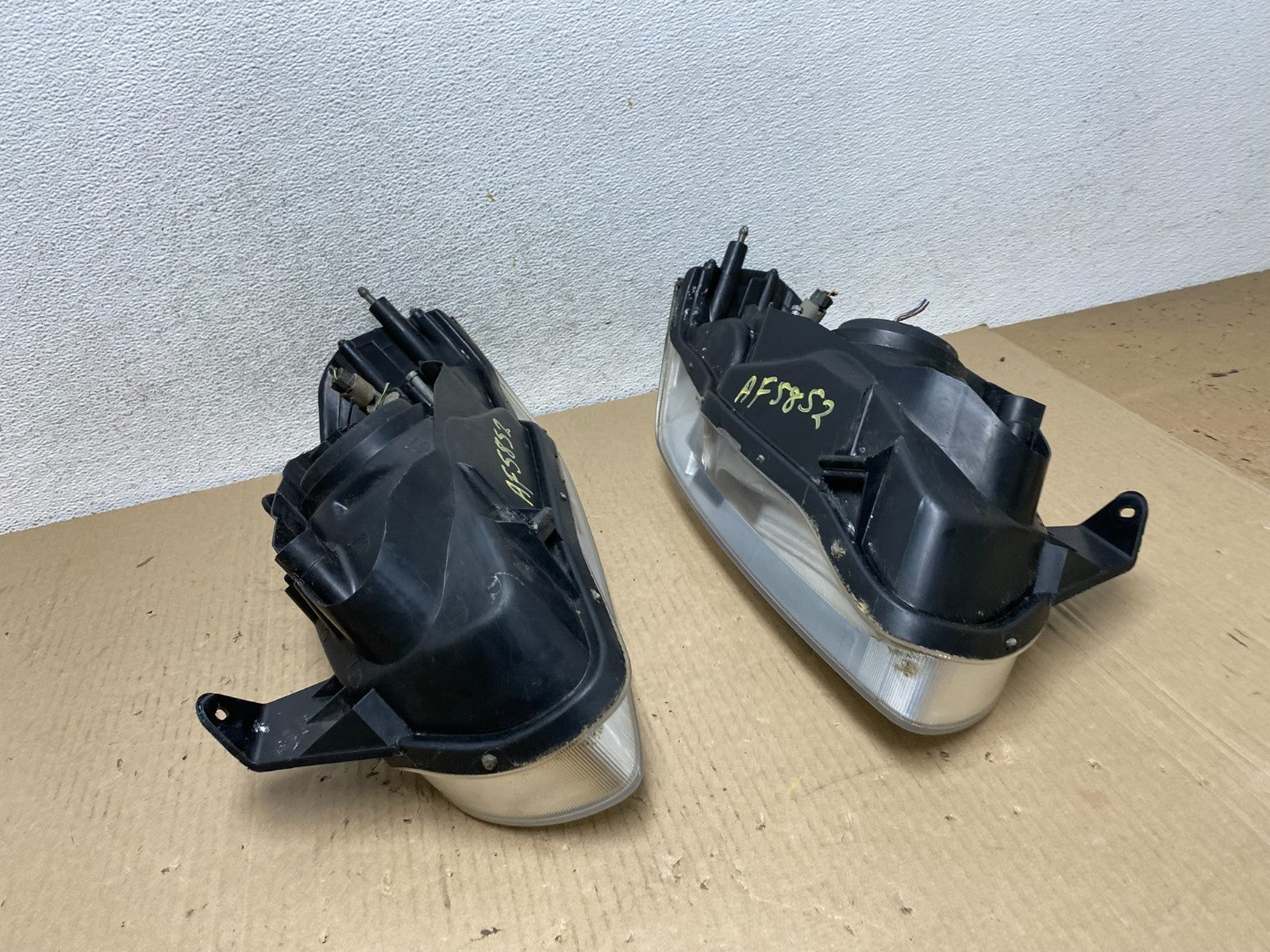 2000 to 2001 Nissan Maxima Left + Right Set Halogen Headlights AF5852 DW8