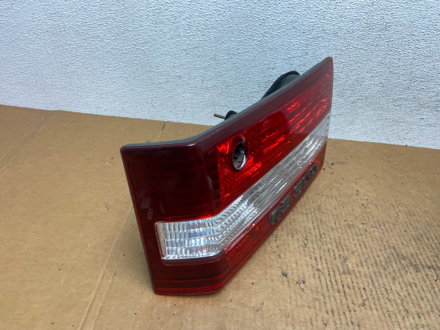 2000 2001 Lexus ES300 Inner Right Passenger RH Side Tail Light AE0624 LK2