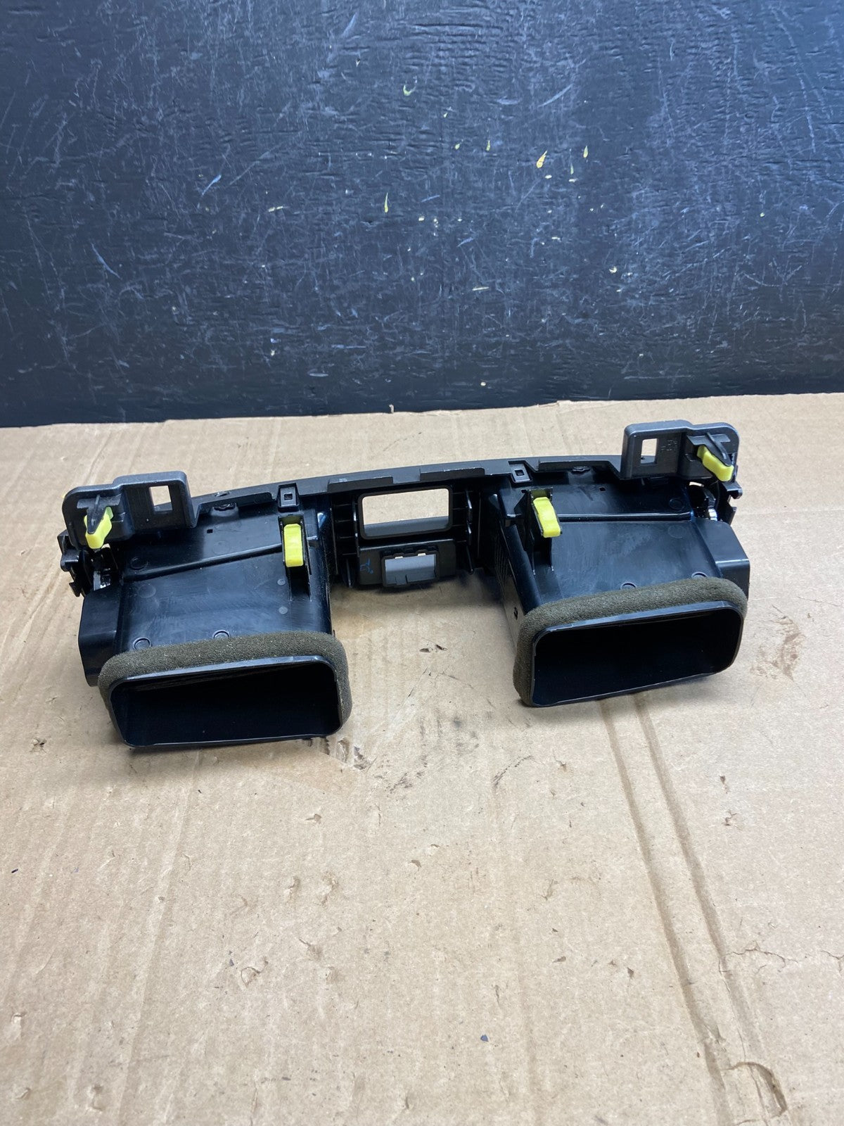 2011 to 2012 Toyota Avalon Center Console Dashboard Air Vent AD7196 DG3
