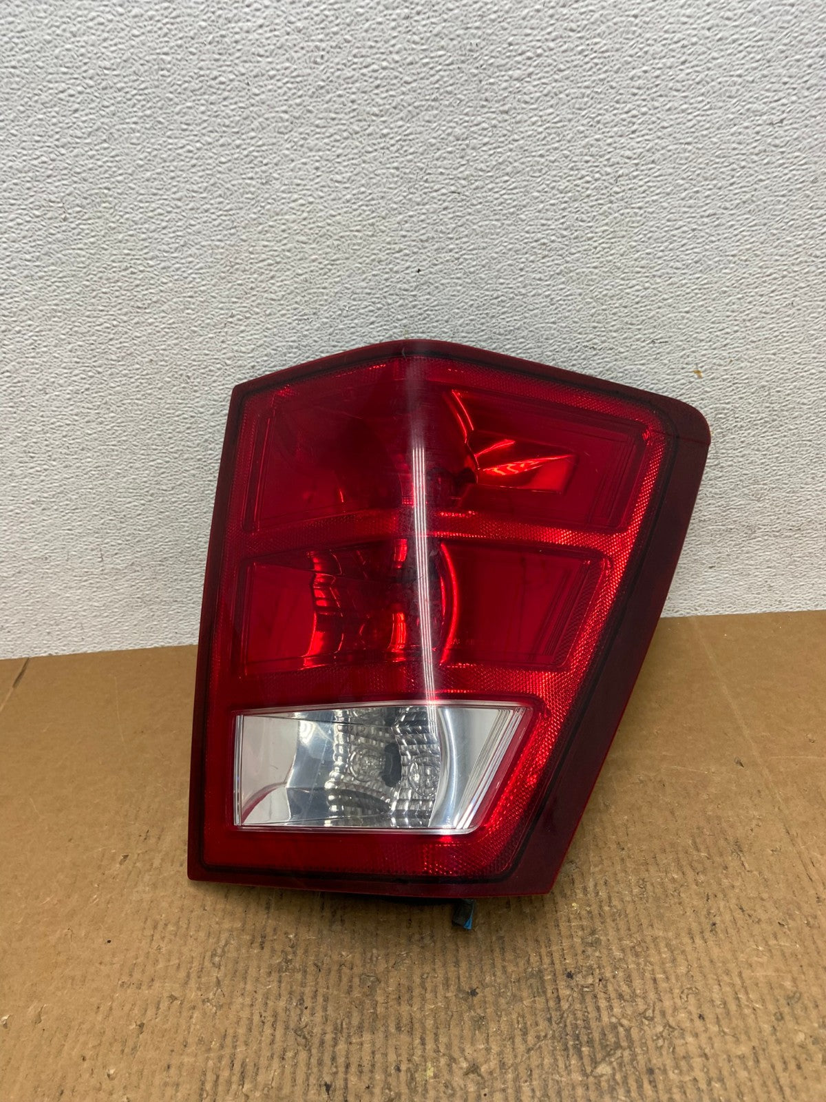 2005 - 2006 Jeep Grand Cherokee Right Passenger Rh Side Tail Light AE1523 LK0
