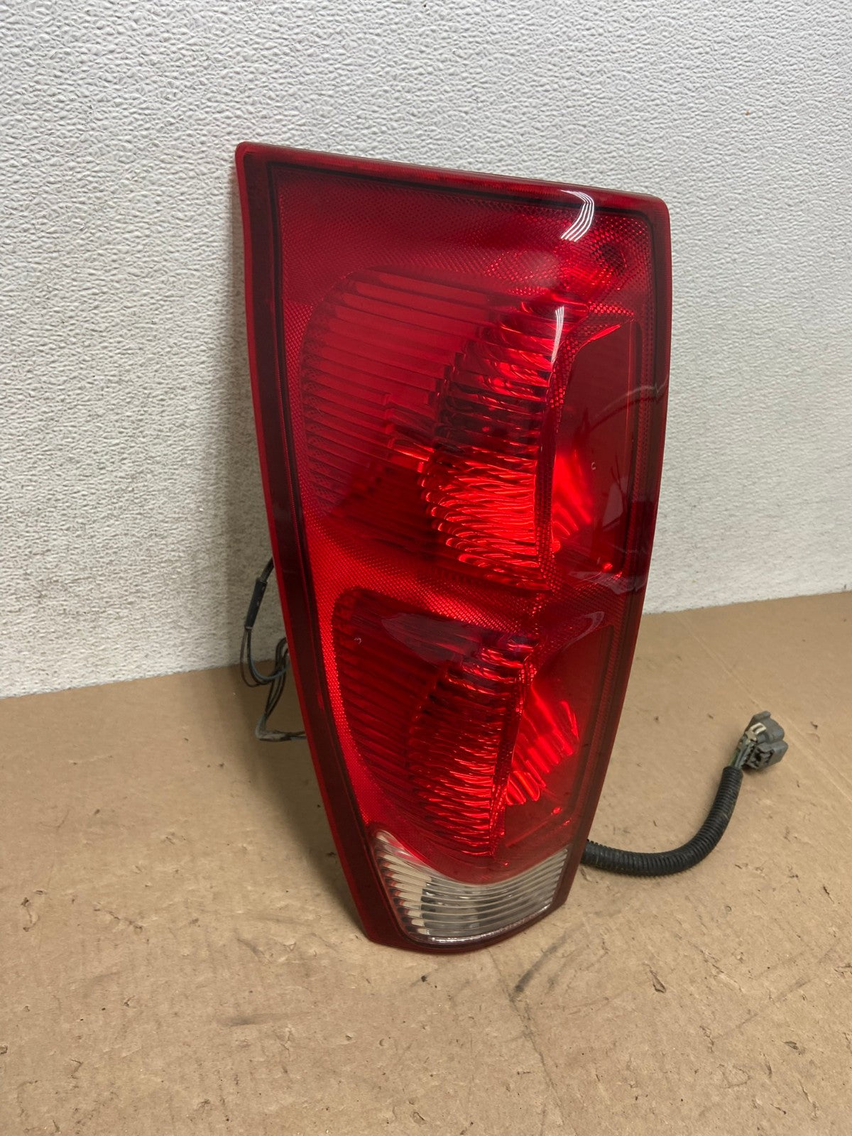 2002 to 2006 Chevrolet Avalanche Left Driver LH Tail Light AG5302 LK2