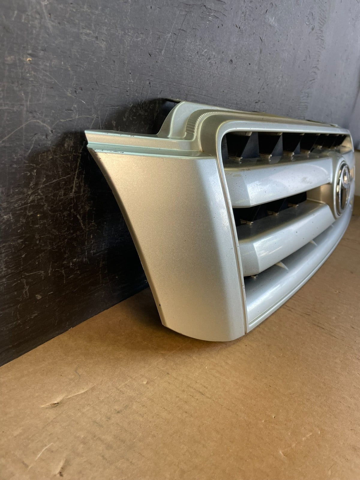 2004 to 2007 Toyota Highlander Front Upper Grille Grill With Emblem ad0192 DG2