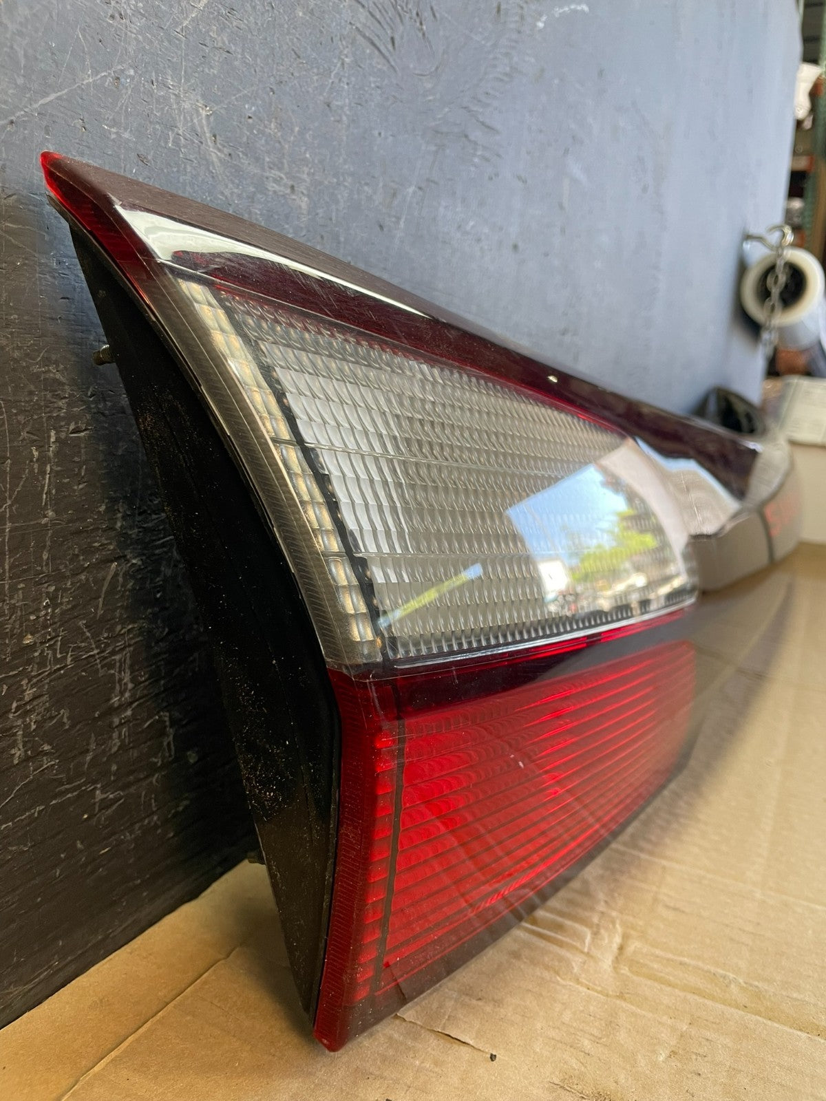 2002 - 2004 Subaru Outback Trunk Hatch Lid Tail Light Panel Center AC9760 DG2