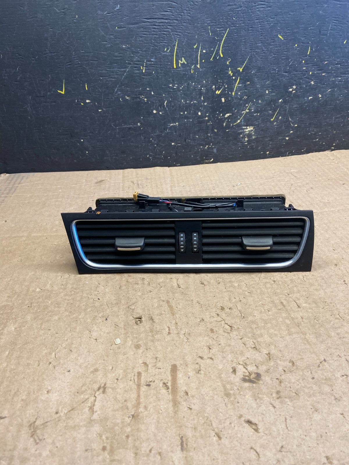 2009 to 2012 Audi A4 Center Dashboard Air Vent OEM Z1652 DG0