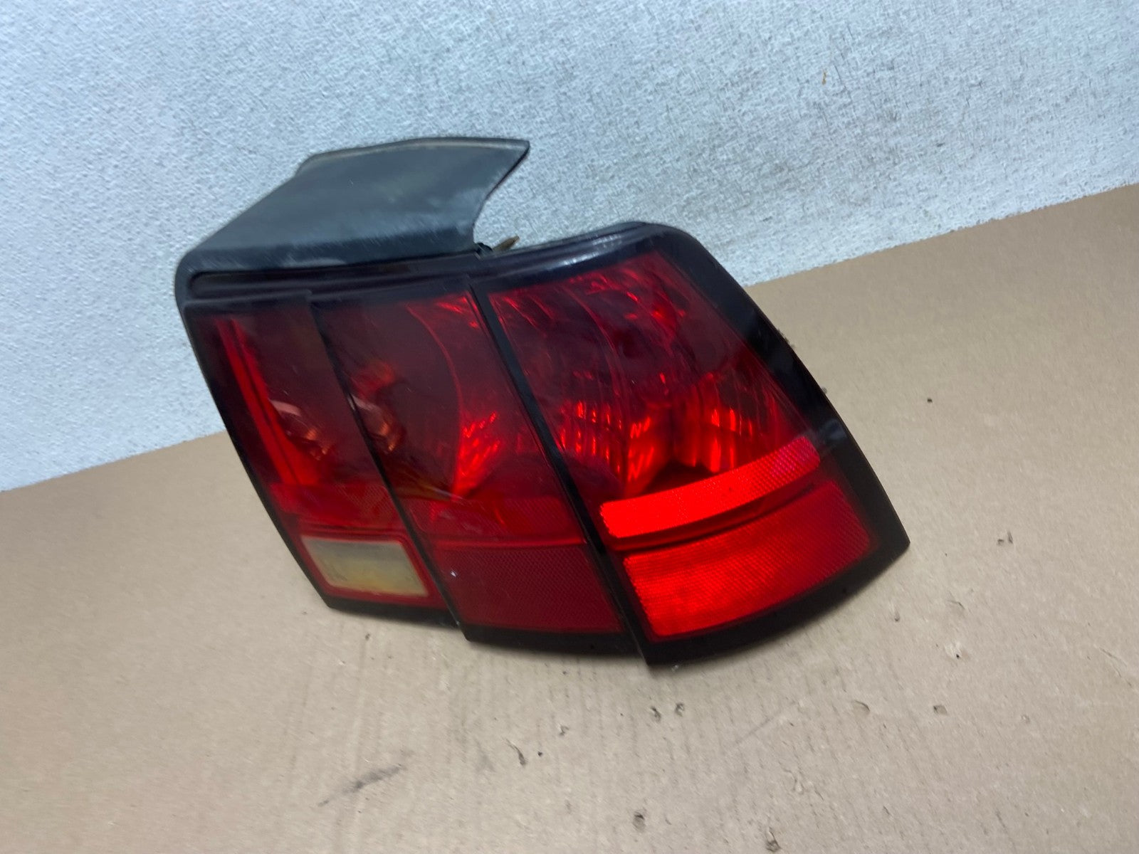 1999-2004 Ford Mustang Right Passenger Rh Side Tail Light AG6657 LK1