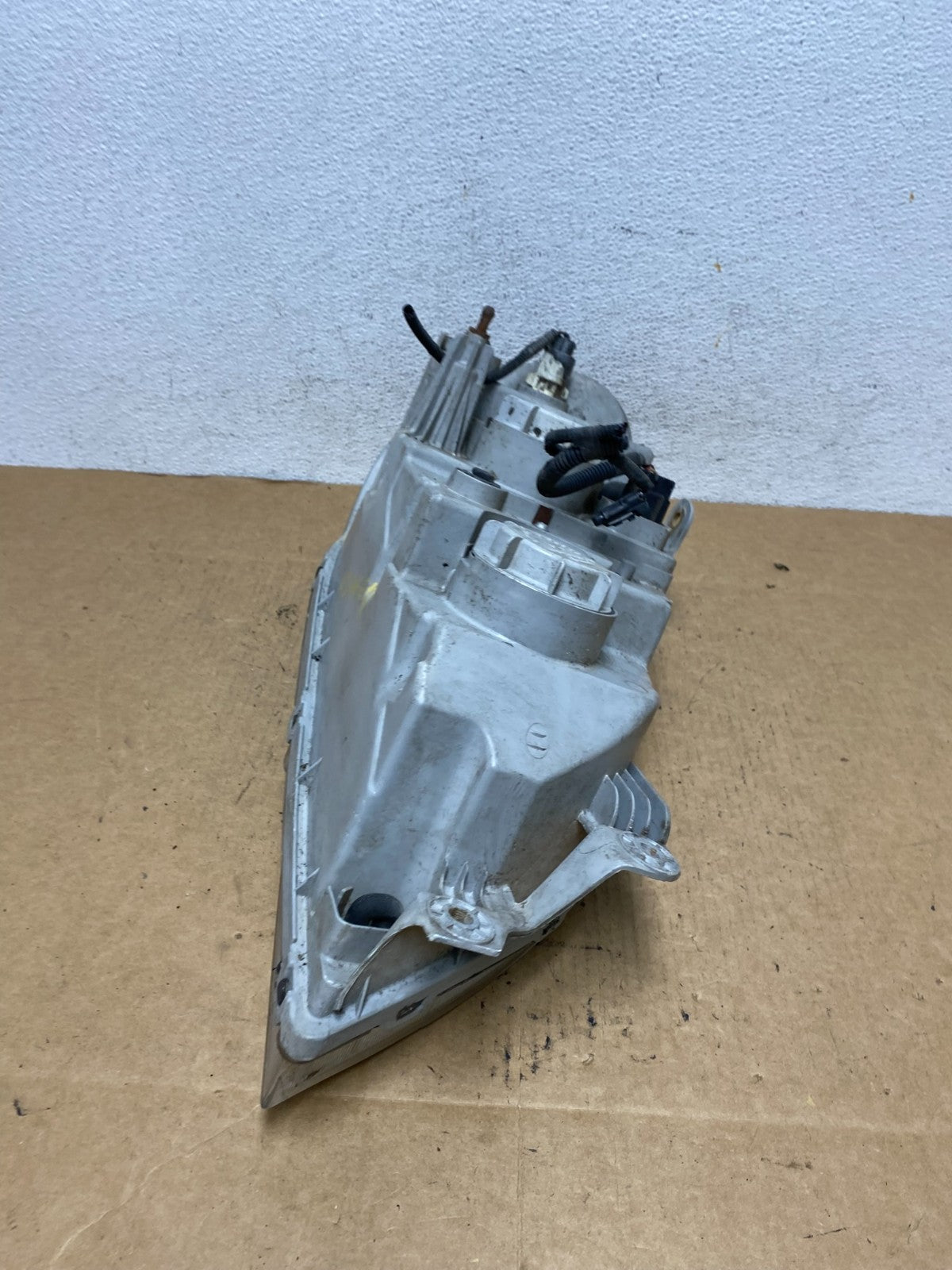 2002 to 2005 Kia Sedona Left Driver LH Side Headlight AD4669 DW9