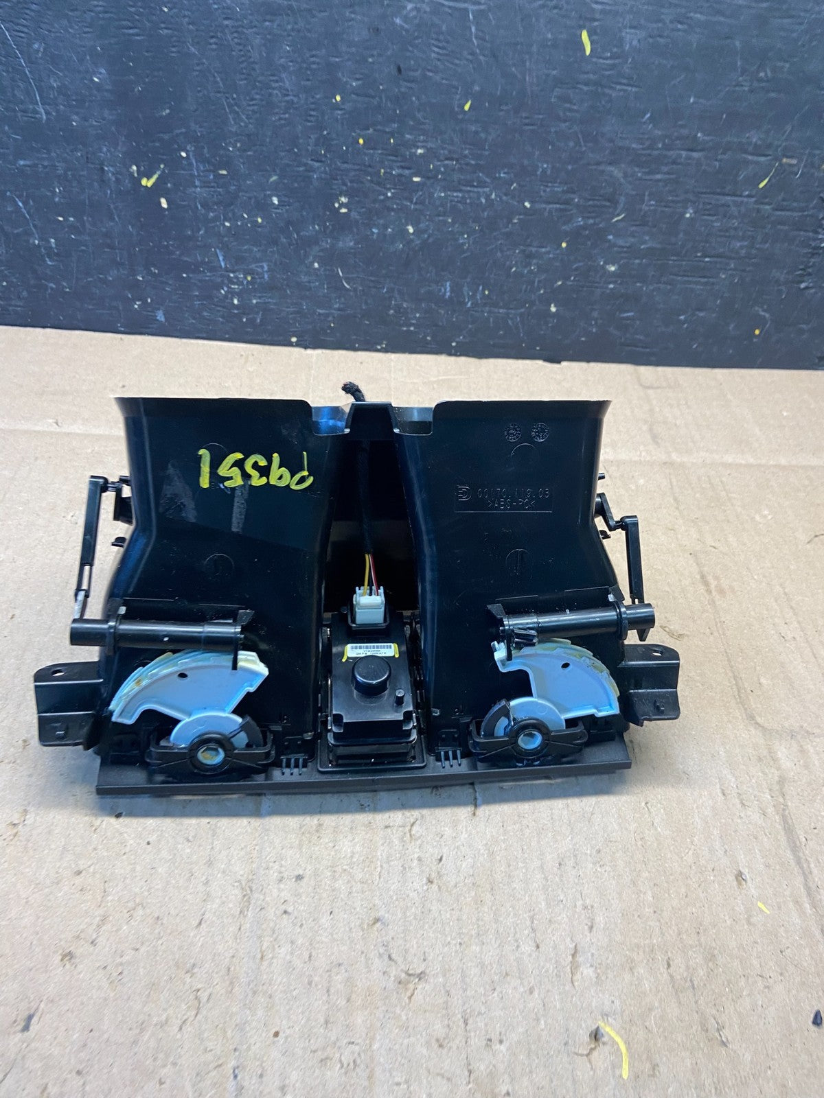 2007 to 2009 Cadillac SRX Front Center Dash Clock Air Vent P9351 DG5