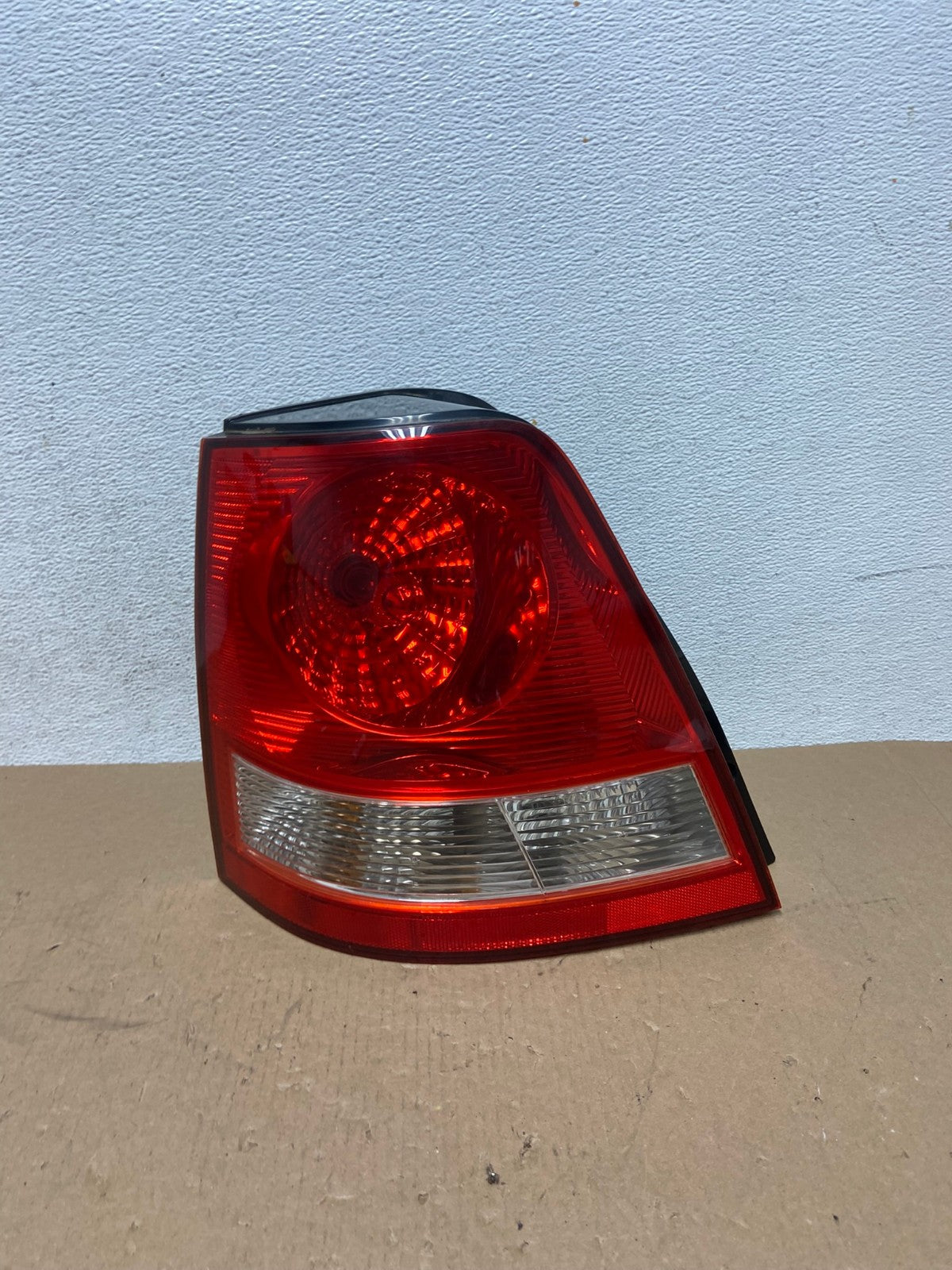 2003 to 2006 Kia Sorento Left Driver Side Tail Light AD6550 LK0
