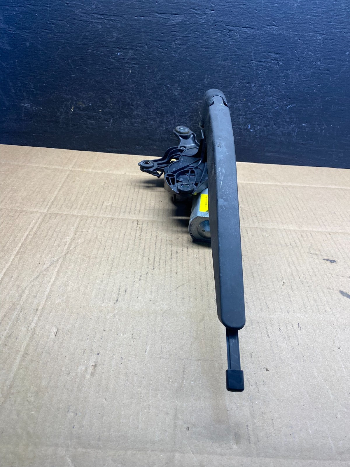 2011 to 2019 Ford Explorer Rear Windshield Wiper Motor AD5018 DG2