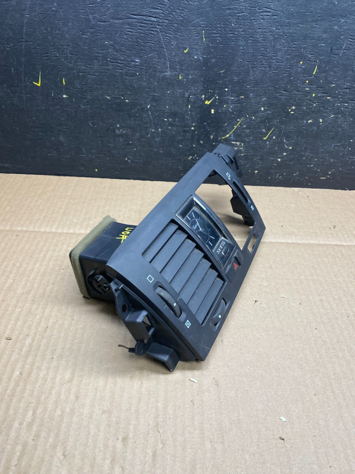 2006 to 2011 Cadillac DTS Dash Center Air Vent Heater Bezel u5892 DG1