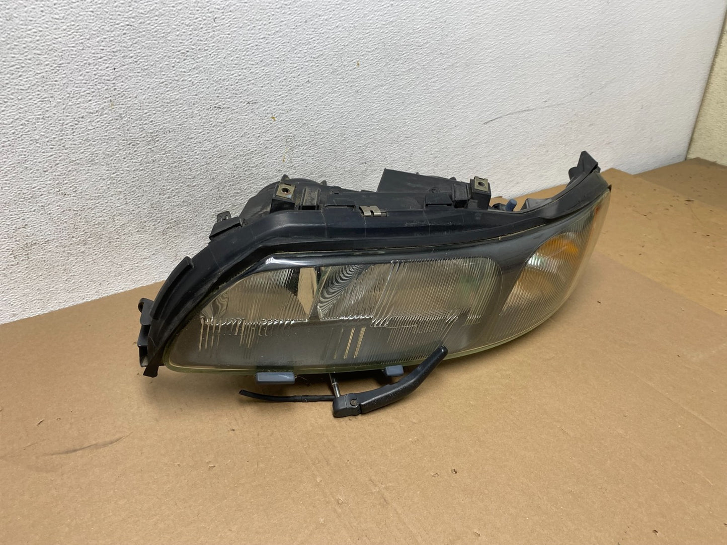 2001 2002 2003 2004 Volvo V70 XC70 Left Driver Side Headlight AD6411 DW2