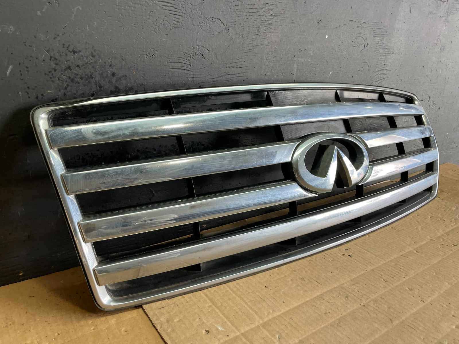 2004 to 2007 Infiniti QX56 Front Upper Chrome Grill Grille AB7681 DG1