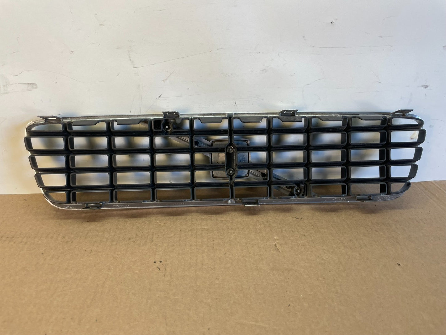 2001 to 2004 Volvo S60 Front Upper Grill Grille AG2917 DG3