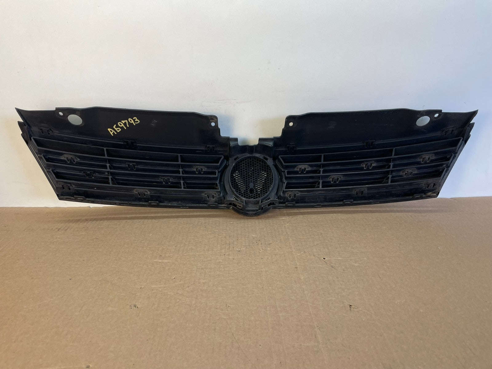 2011 to 2014 Volkswagen Jetta Sedan Front Upper Grille Grill ag9793 DG3