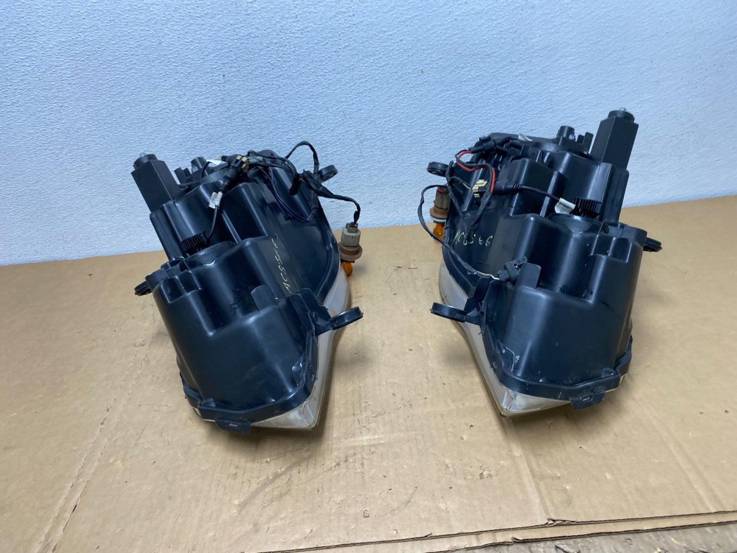2008 to 2016 Chrysler Town and Country Left+Right Side Headlights AC8566 DW8