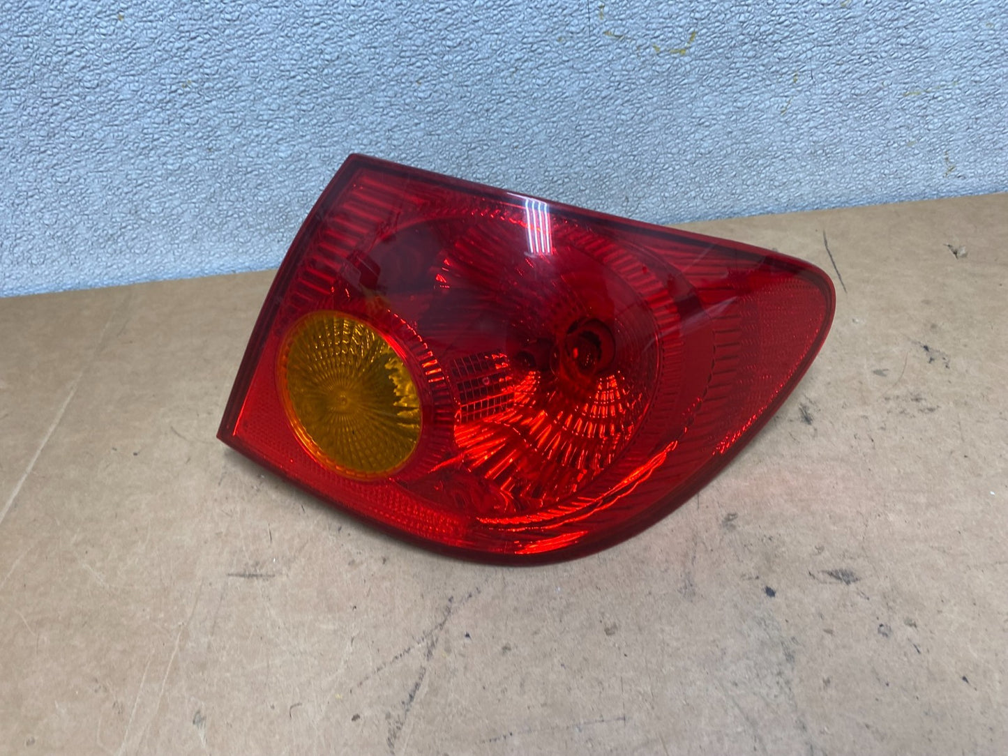 2003 to 2005 Toyota Corolla Right Passenger RH Side Tail Light Oem X5107 DW0
