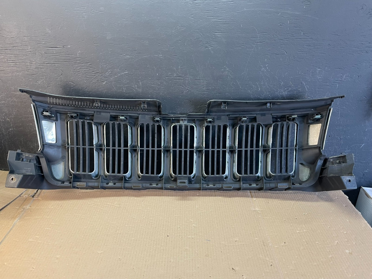 2011 to 2013 Jeep Grand Cherokee Front Upper Grill Grille AE3584 DG3