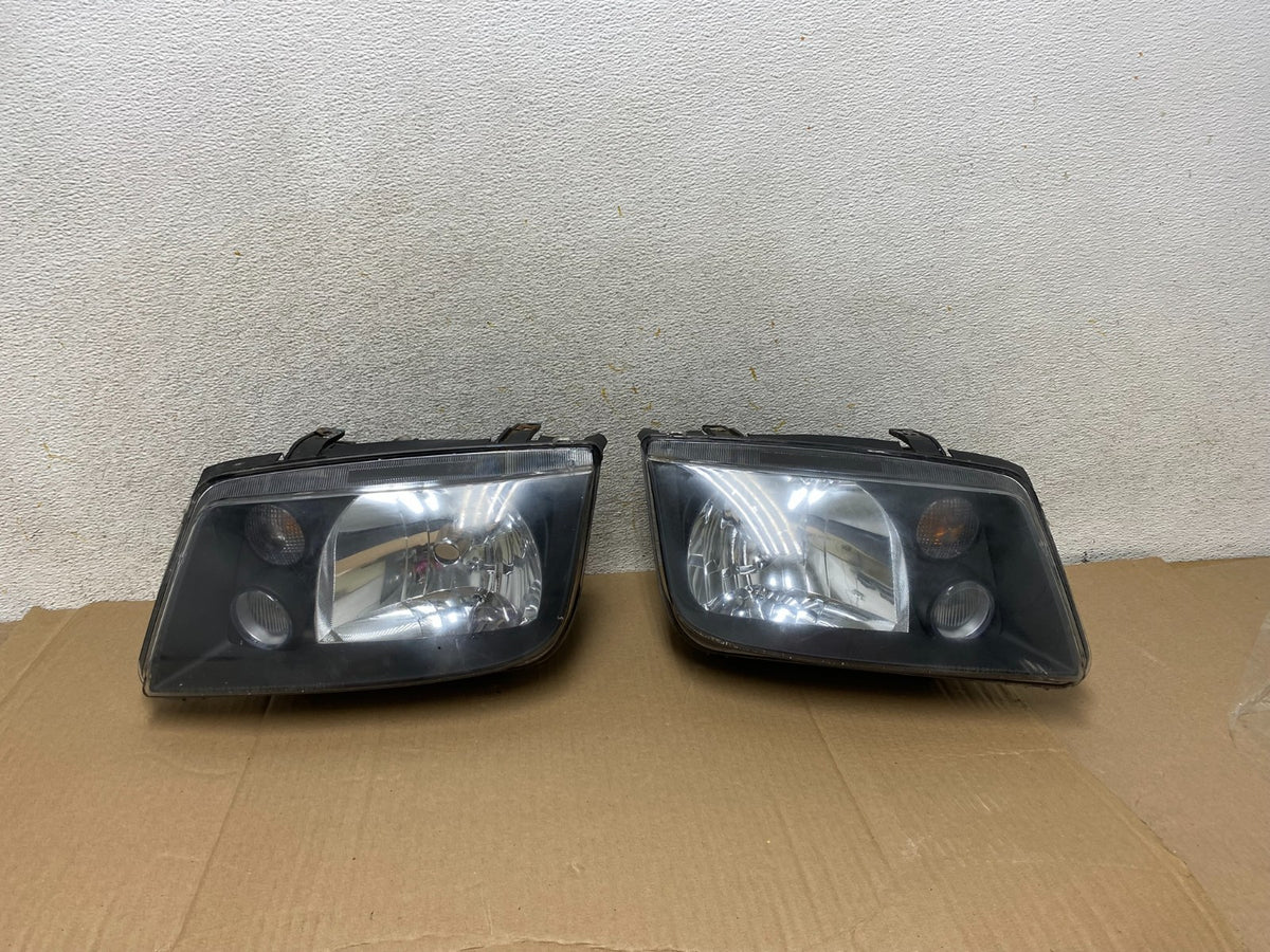 2002 to 2004 Volkswagen Jetta Left+Right Headlights AI1146 DW0