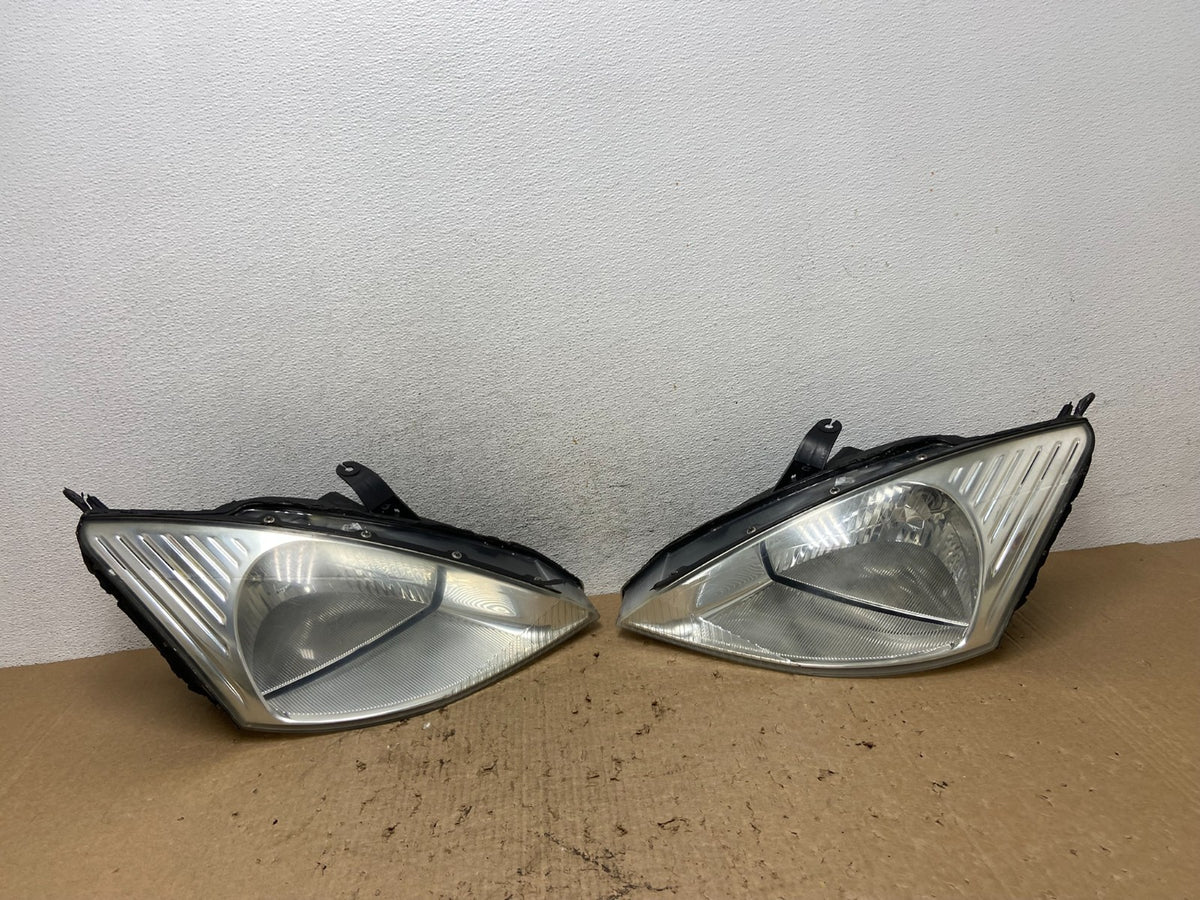 2000 to 2002 Ford Focus Left+Right Set Halogen Headlights AF8333 DW0