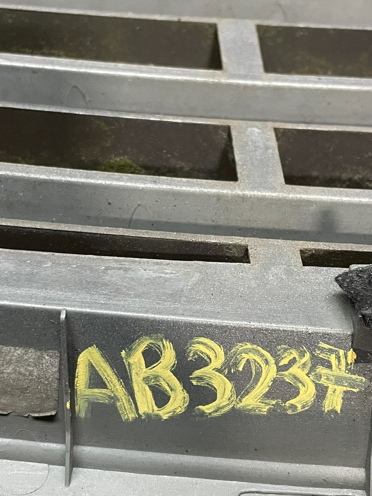 2001 to 2004 Kia Sedona Front Upper Grill Grille OEM AB3237 DG10