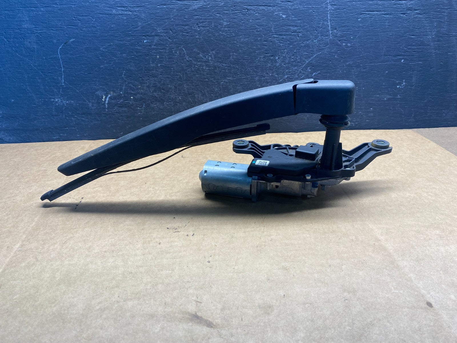 2020 to 2023 Ford Explorer Rear Windshield Wiper Motor ad7475 DG3