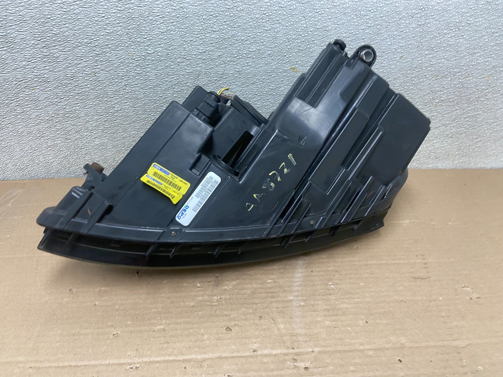 2011 to 2014 Volkswagen Jetta Right Passenger RH Headlight Halogen AA8721 DW7
