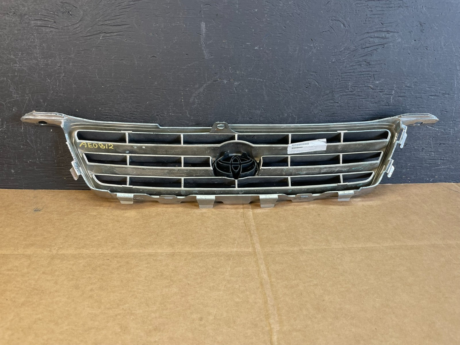2000 to 2001 Toyota Camry Grille Chrome Shell w/ Black Insert AE08123
