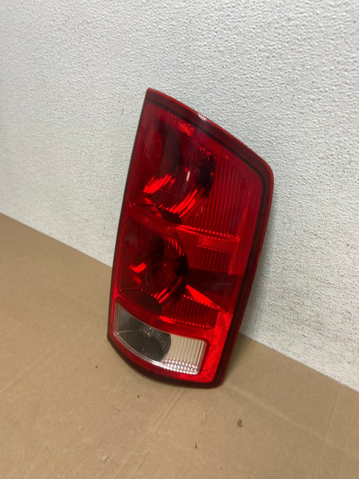 2002 to 2006 Dodge Ram 1500 Right passenger Rh side Tail Light AE4900 LK1