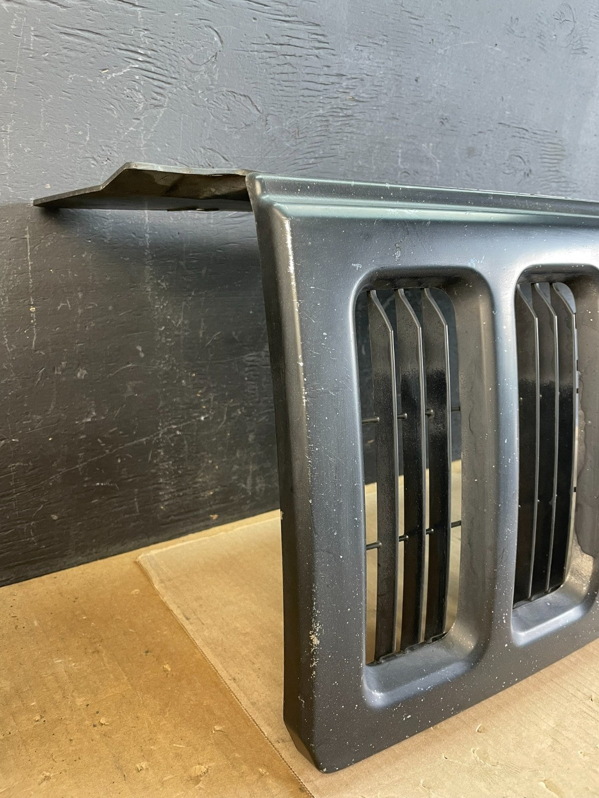 2006 to 2010 Jeep Commander Front Upper Grill Grille OEM AA7986 DG3