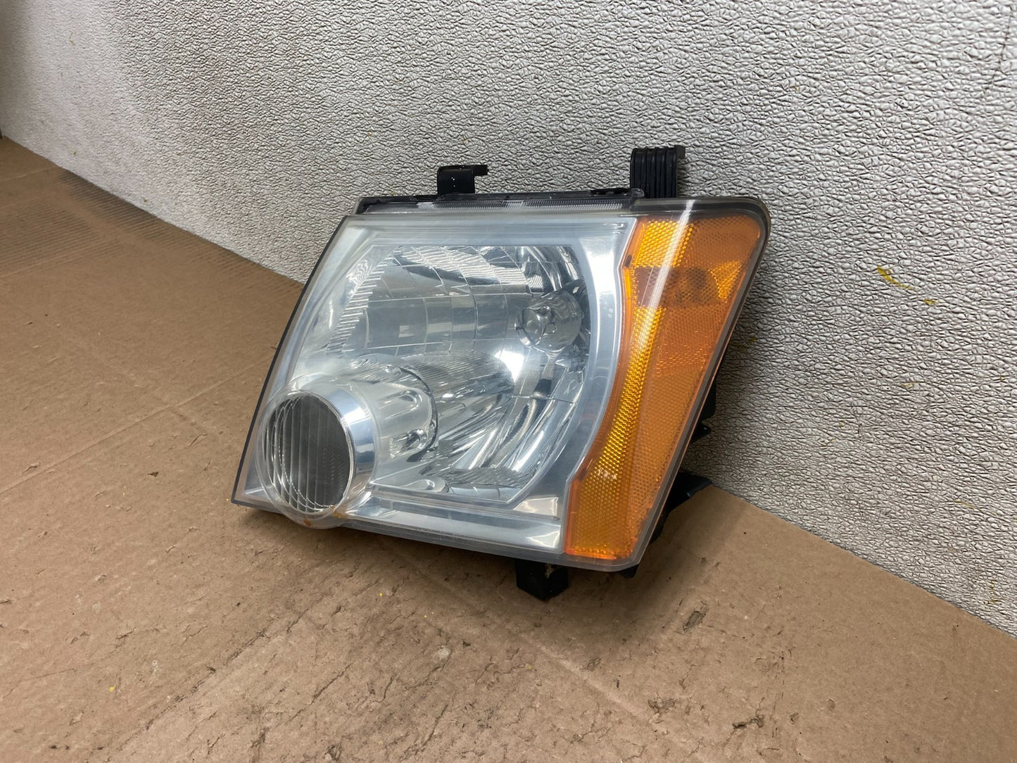 2005 - 2015 Nissan Xterra Driver Left LH Side Headlight Y3171 DW1