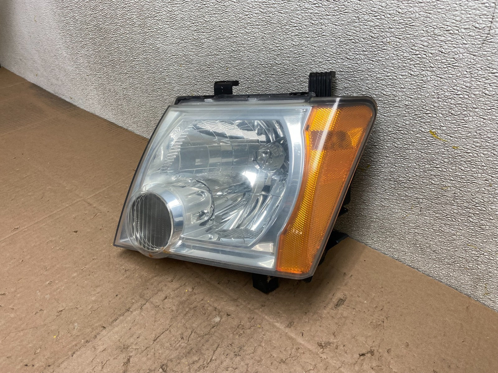 2005 - 2015 Nissan Xterra Driver Left LH Side Headlight Y3171 DW1