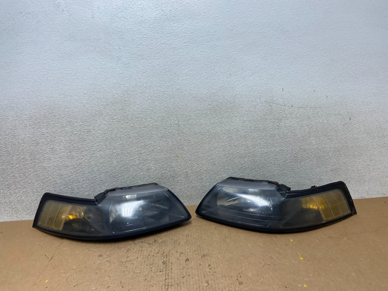 1999 to 2004 Ford Mustang Left+Right Set Side Black Headlights Z8043 DW0